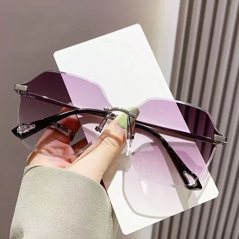 INF Stilrena lila-grå solglasögon för kvinnor - UV400-skydd